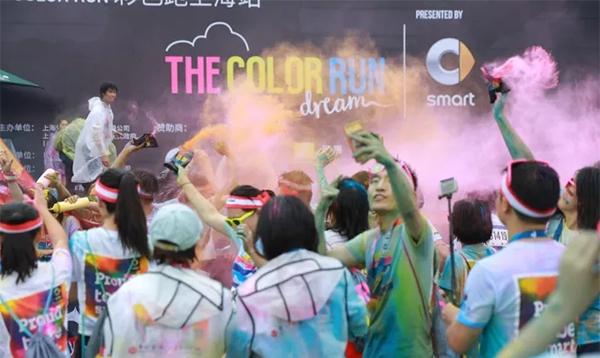 什么跑赛能让牙都变绿了，暴雨挡不住“全球最欢乐的5公里”