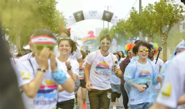 什么跑赛能让牙都变绿了，暴雨挡不住“全球最欢乐的5公里”