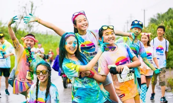 什么跑赛能让牙都变绿了，暴雨挡不住“全球最欢乐的5公里”