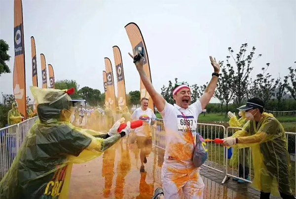 什么跑赛能让牙都变绿了，暴雨挡不住“全球最欢乐的5公里”