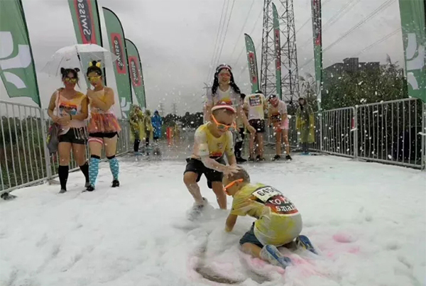 什么跑赛能让牙都变绿了，暴雨挡不住“全球最欢乐的5公里”