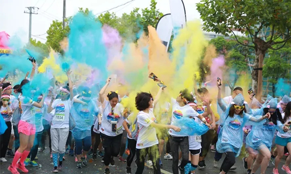 什么跑赛能让牙都变绿了，暴雨挡不住“全球最欢乐的5公里”
