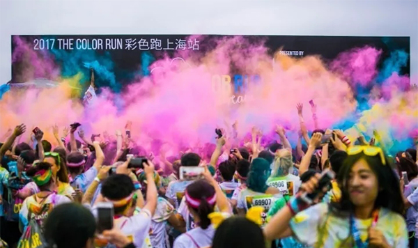 什么跑赛能让牙都变绿了，暴雨挡不住“全球最欢乐的5公里”