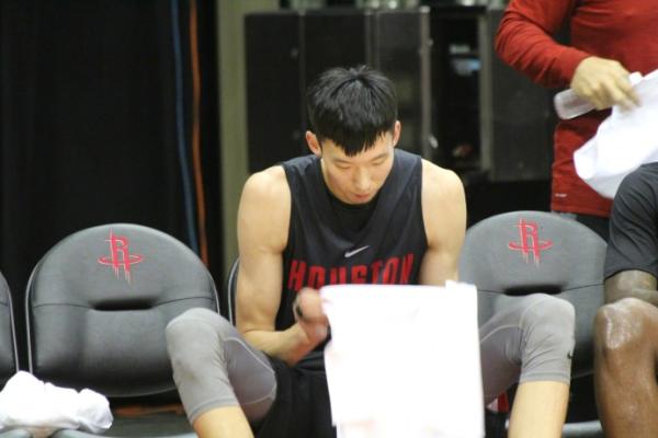 周琦手臂粗细会决定新秀赛季成败吗，姚明和火箭主帅都不同意