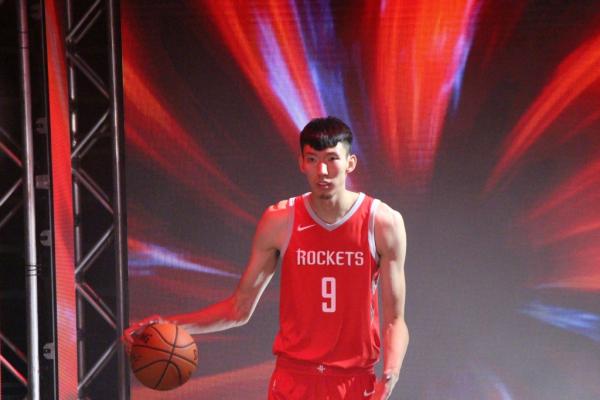 周琦手臂粗细会决定新秀赛季成败吗，姚明和火箭主帅都不同意