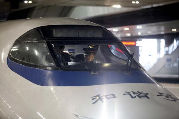 西成高铁陕西段进入试运行：为我国首条穿越秦岭的高速铁路