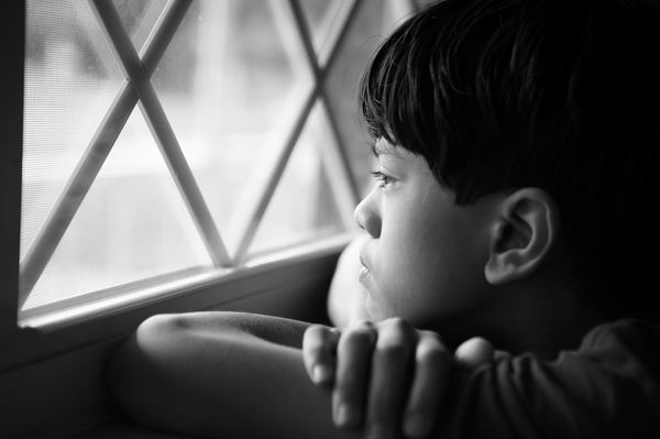 烧伤男孩终被幼儿园接纳，而我们该如何教孩子接纳他人的不同