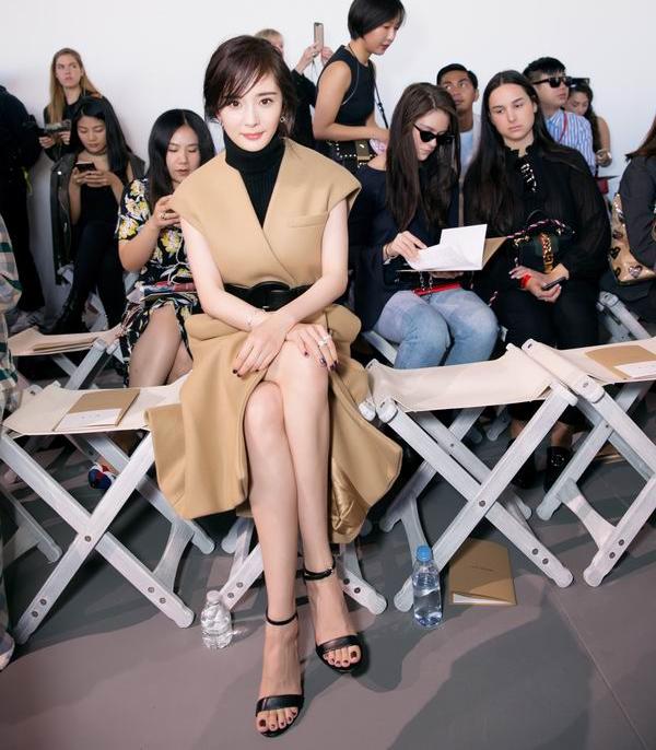 大牌时装屋与中国小花结缘，只是因为她们能“带货”吗