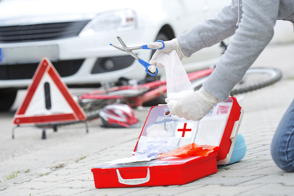 医生抢救患者遭索赔，抢救室内为何要剪衣服？