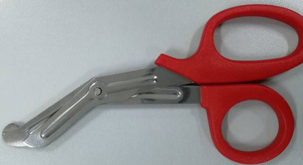 医生抢救患者遭索赔，抢救室内为何要剪衣服？