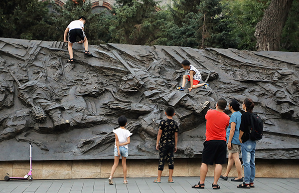 考验中国游客素质的时候到了，不过国外游客也好不到哪里去