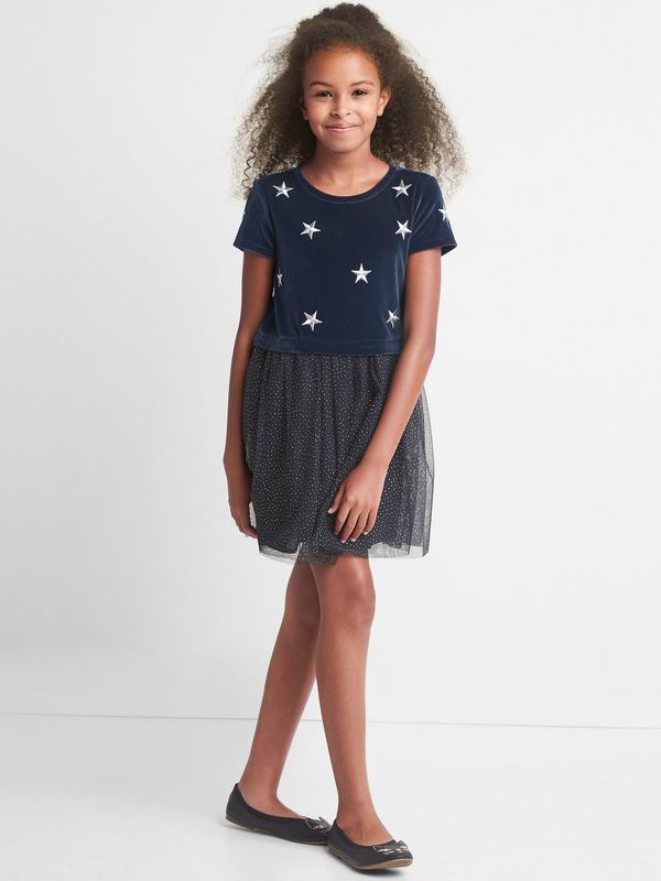 用温暖时髦的丝绒单品，扮靓家里的小公主