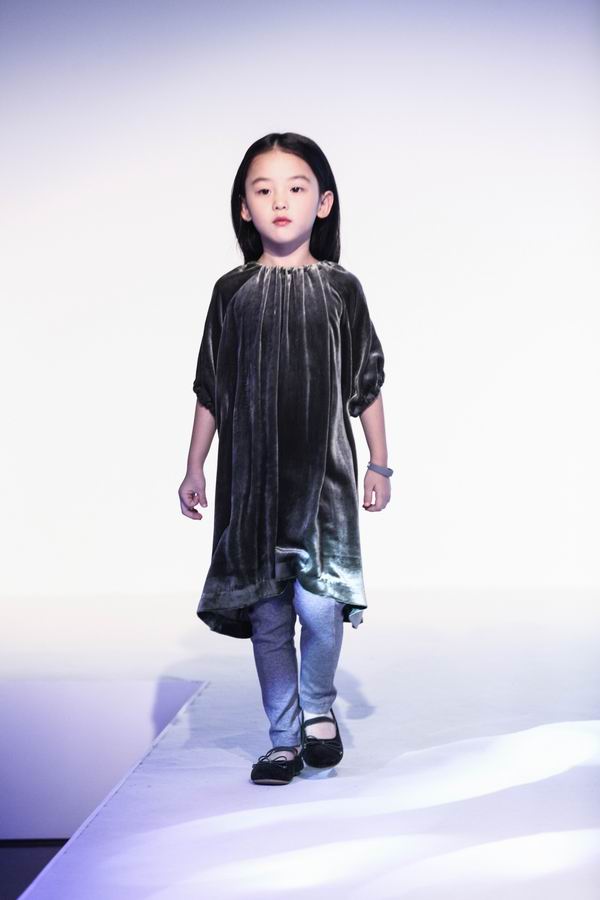 用温暖时髦的丝绒单品，扮靓家里的小公主