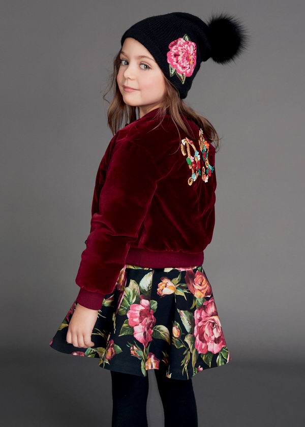 用温暖时髦的丝绒单品，扮靓家里的小公主