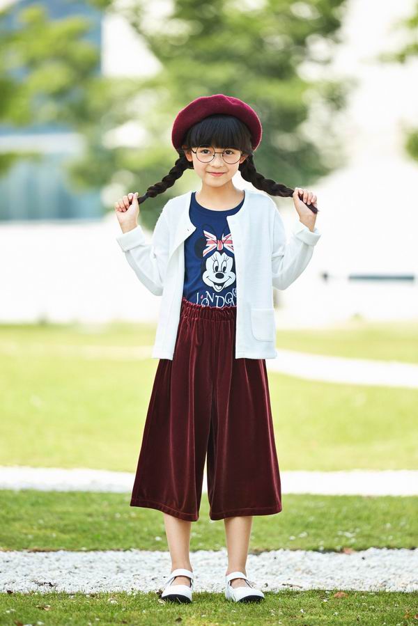 用温暖时髦的丝绒单品，扮靓家里的小公主