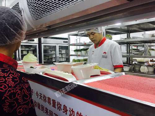 卫生风暴过后的海底捞：多设备直播后厨，欢迎顾客随时参观