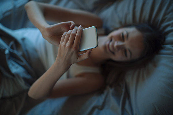 女子玩手游致右眼失明，长时间看屏幕小心“终端综合征”