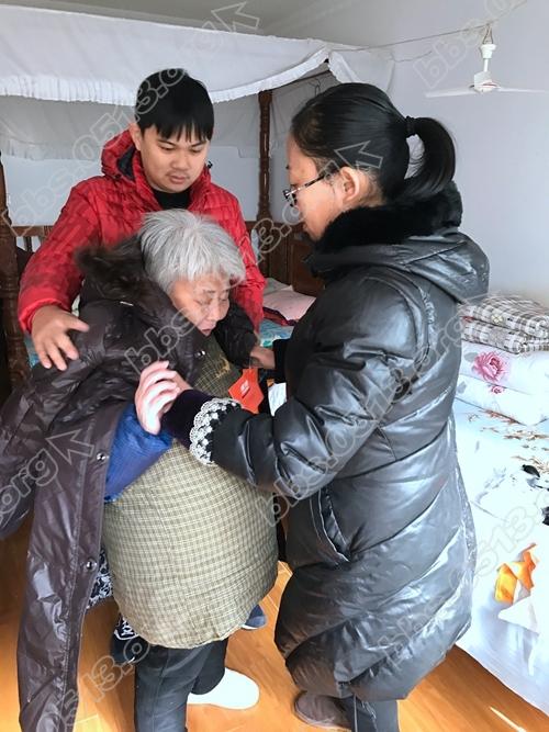 社区干部为王福珍添置冬衣.JPG