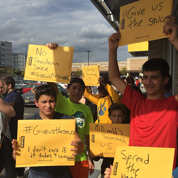 麦当劳重推四川辣酱引爆全美：千人排队，冲警察喊口号要辣酱