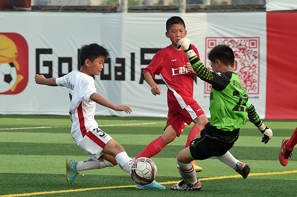 冰岛足球的内功：每250人就有片球场，每四百人就有位教练