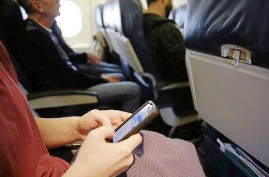 坐飞机玩手机还有多远，本月实施的民航新规仍“不允许”