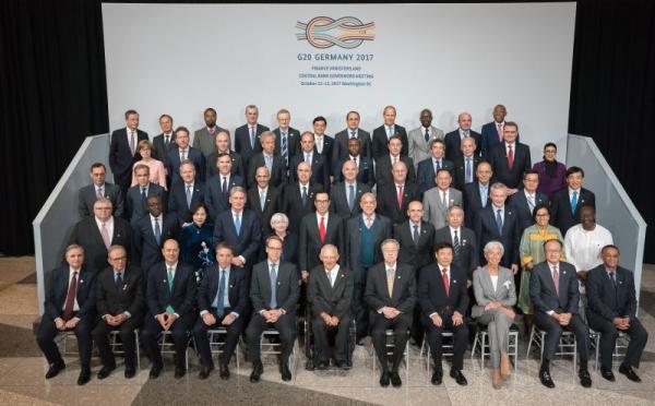 周小川：中国将继续实行积极的财政政策和稳健的货币政策