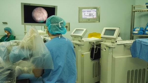 30厘米“石化”导管遗留体内20年，上海专家成功取石保肾