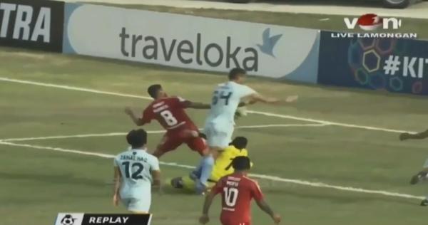 印尼传奇门将遭球场冲撞后身亡，守门员原来真是“弱势群体”