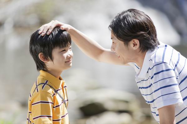 此刻你真爱孩子吗？微笑看着孩子比无数声“我爱你”更能表达