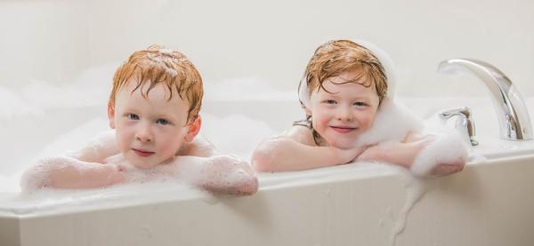 孩子洗澡时在浴缸里大小便，家长该怎么办