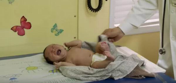 儿科医生教你一招，瞬间止住婴儿哭泣