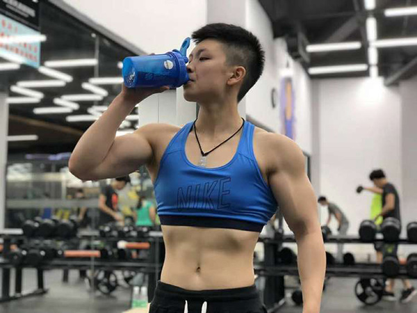 这个95后妹子战斗力爆表，健美10年换来威猛肌肉