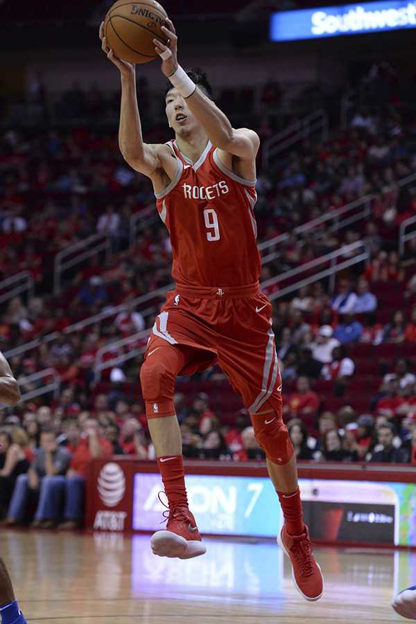 3板1帽！周琦终于等来首秀，解说反复强调“他需要肌肉”