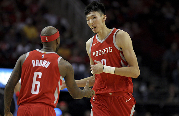 3板1帽！周琦终于等来首秀，解说反复强调“他需要肌肉”