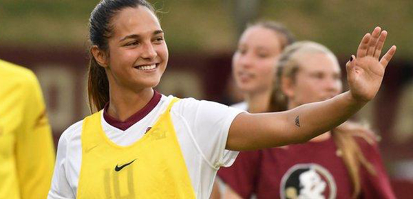 没踢过职业联赛的大二女生，她凭啥入围世界足球小姐候选