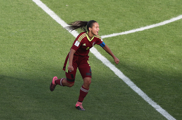 没踢过职业联赛的大二女生，她凭啥入围世界足球小姐候选