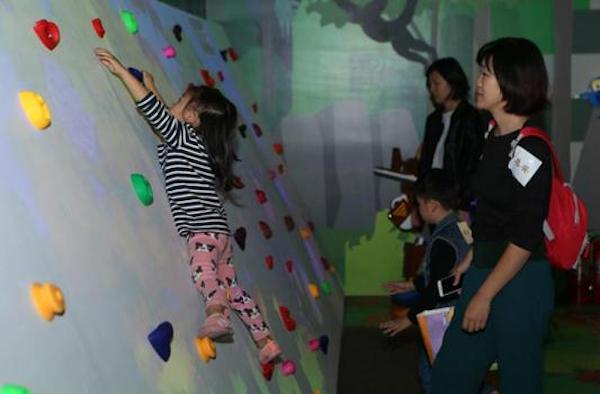 面对“手机控”孩子们，态度强硬可能会适得其反