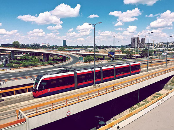 在塞尔维亚，一个火车司机要撞死20个人？