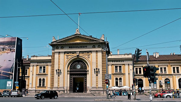 在塞尔维亚，一个火车司机要撞死20个人？