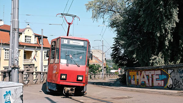 在塞尔维亚，一个火车司机要撞死20个人？