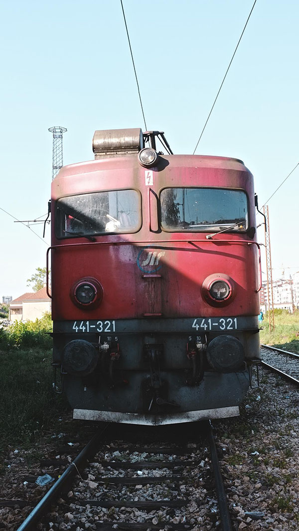 在塞尔维亚，一个火车司机要撞死20个人？