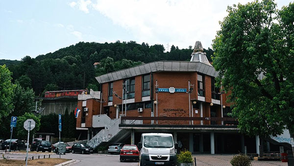 在塞尔维亚，一个火车司机要撞死20个人？