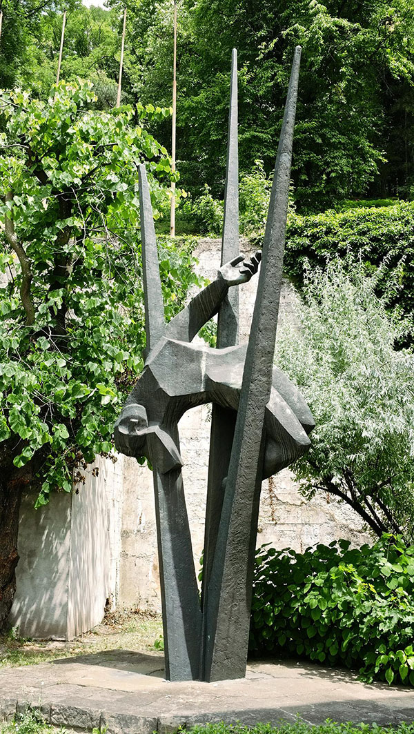 在塞尔维亚，一个火车司机要撞死20个人？