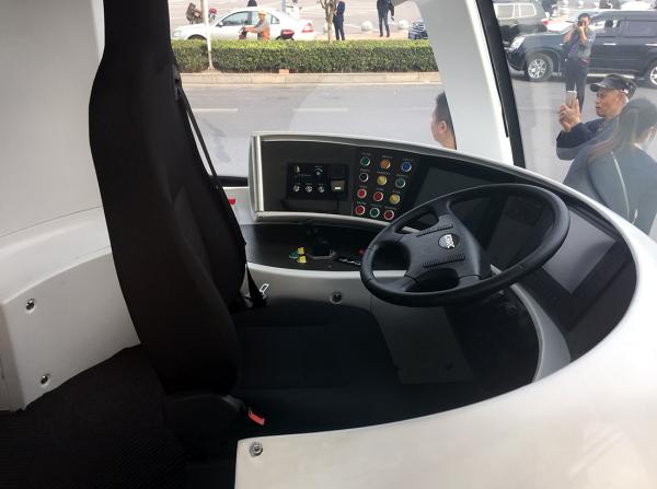 解密全球首列智轨列车：为何能一路绿灯，可自动驾驶仍配司机