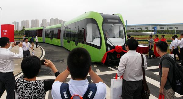 解密全球首列智轨列车：为何能一路绿灯，可自动驾驶仍配司机