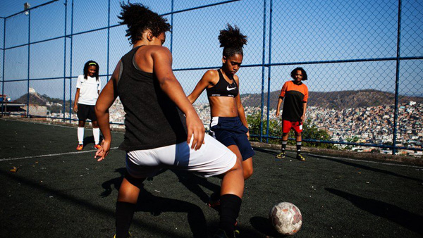 群像｜巴西贫民窟少女球队：足球，带我们远离子弹和暴力