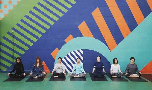 贴秋膘的季节又到了，没时间去健身房，“工间瑜伽”做起来