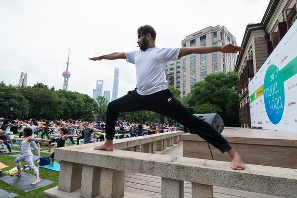 贴秋膘的季节又到了，没时间去健身房，“工间瑜伽”做起来