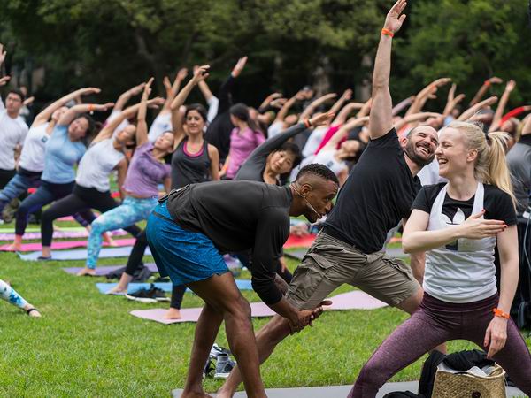 贴秋膘的季节又到了，没时间去健身房，“工间瑜伽”做起来