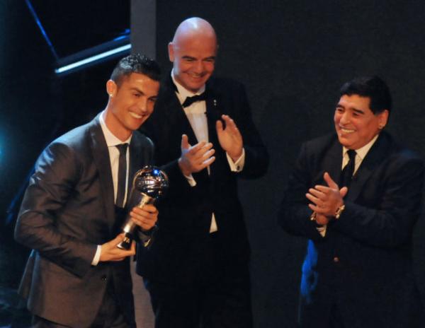 马拉多纳：给C罗颁奖伤害我灵魂，我和梅西一直有爱